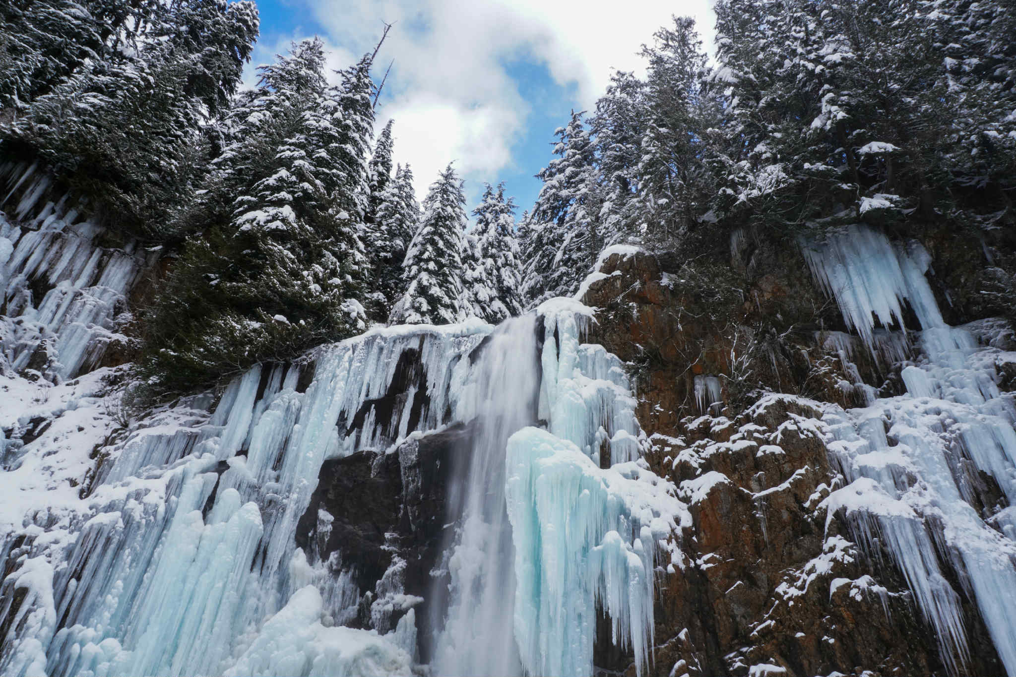 Welcome to the official VisitSeattle.org site. Learn more about 12 Outdoor Experiences to Try In and Around Seattle in 2026.